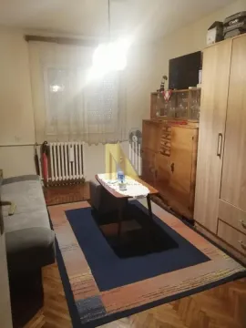 Dnevna soba sa garniturom, ormarima i drvenim podom. - image 8