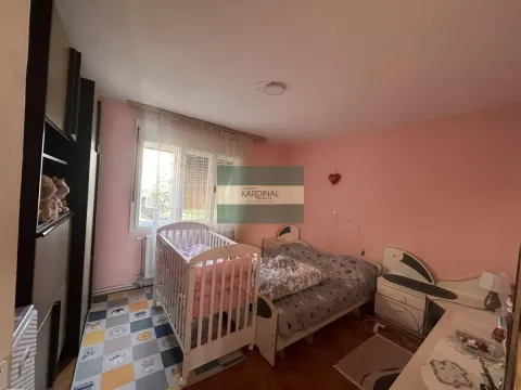 Dečja soba sa krevetom, krevecem za bebe i ormarom. - image 6