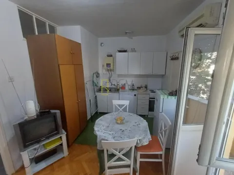 Manja kuhinja sa trpezarijskim stolom i ormarom. - image 4