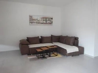 Izdavanje, dvosoban stan, 85m², Dobrota, Kotor