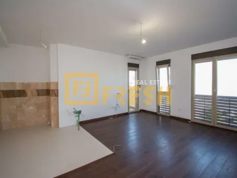 Izdavanje, trosoban stan, 80m², City Kvart, Podgorica - image 2