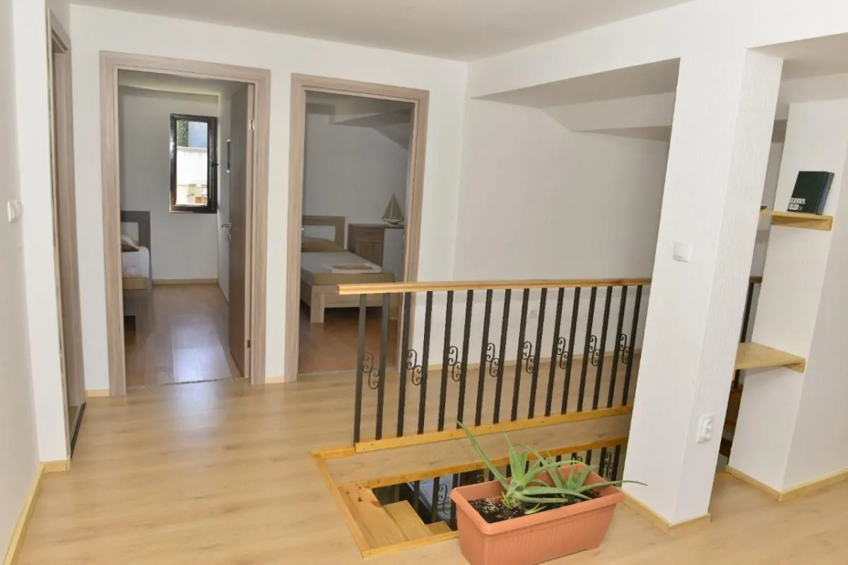Izdavanje, četvorosoban stan, 218m², Kotor, Crna Gora