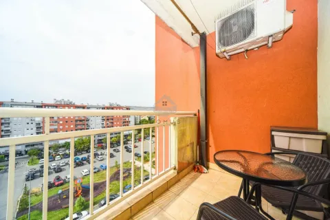 Namtješten balkon sa garniturom za sjedenje i pogledom na naselje. - image 10