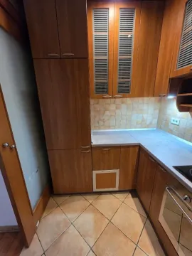 Kuhinja sa drvenim elementima i keramičkim pločicama. - image 2