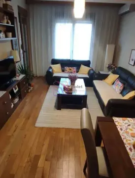 Dnevna soba sa garniturom, stočićem i trpezarijskim stolom u prednjem dijelu. - image 16