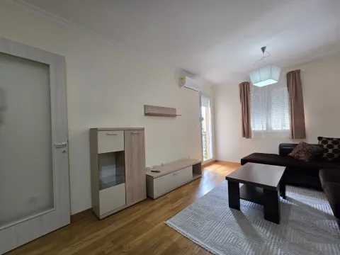Dnevna soba sa garniturom, komodom i drvenim podom. - image 3