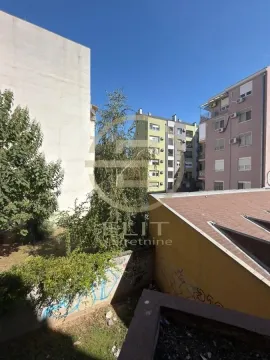 Pogled sa terase na okolne zgrade i zeleno dvorište. - image 11