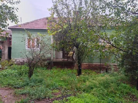 Starija prizemna kuća sa dvorištem i voćnjakom. - image 3