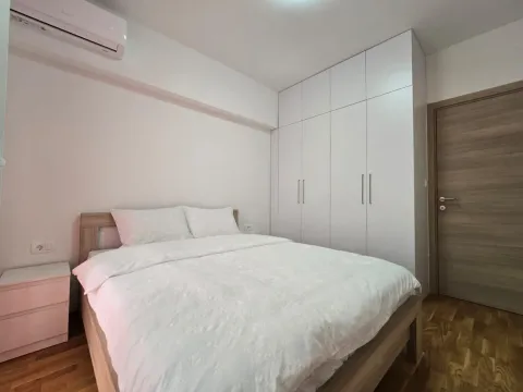Svijetla spavaća soba sa bračnim krevetom, ugradnim plakarom i klima uređajem. - image 3
