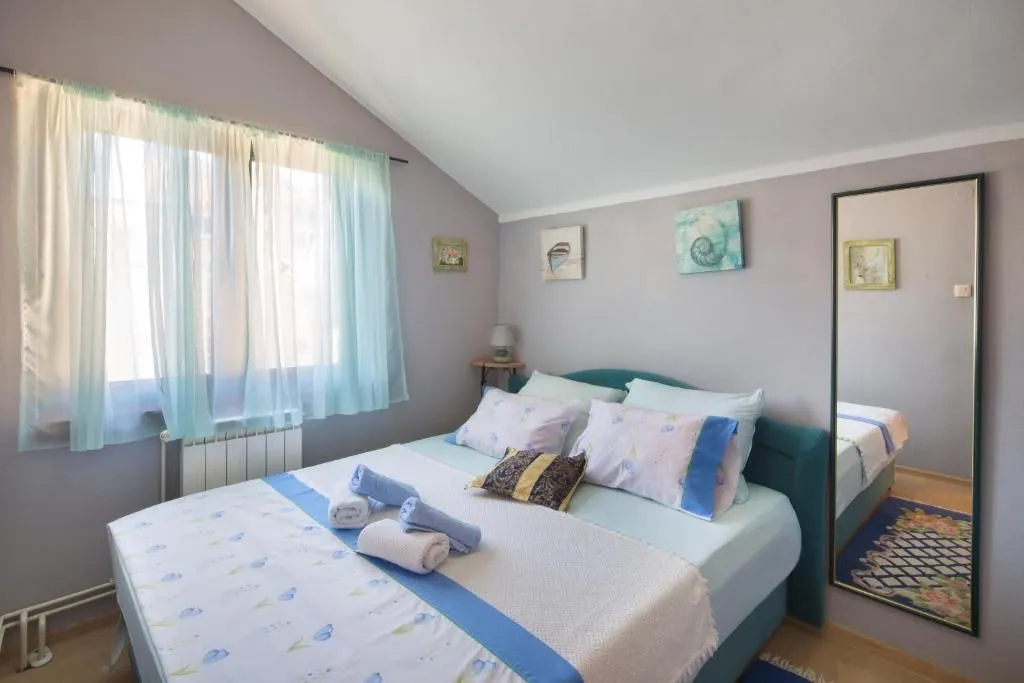 Izdavanje, dvosoban stan, 85m², Budva, Crna Gora