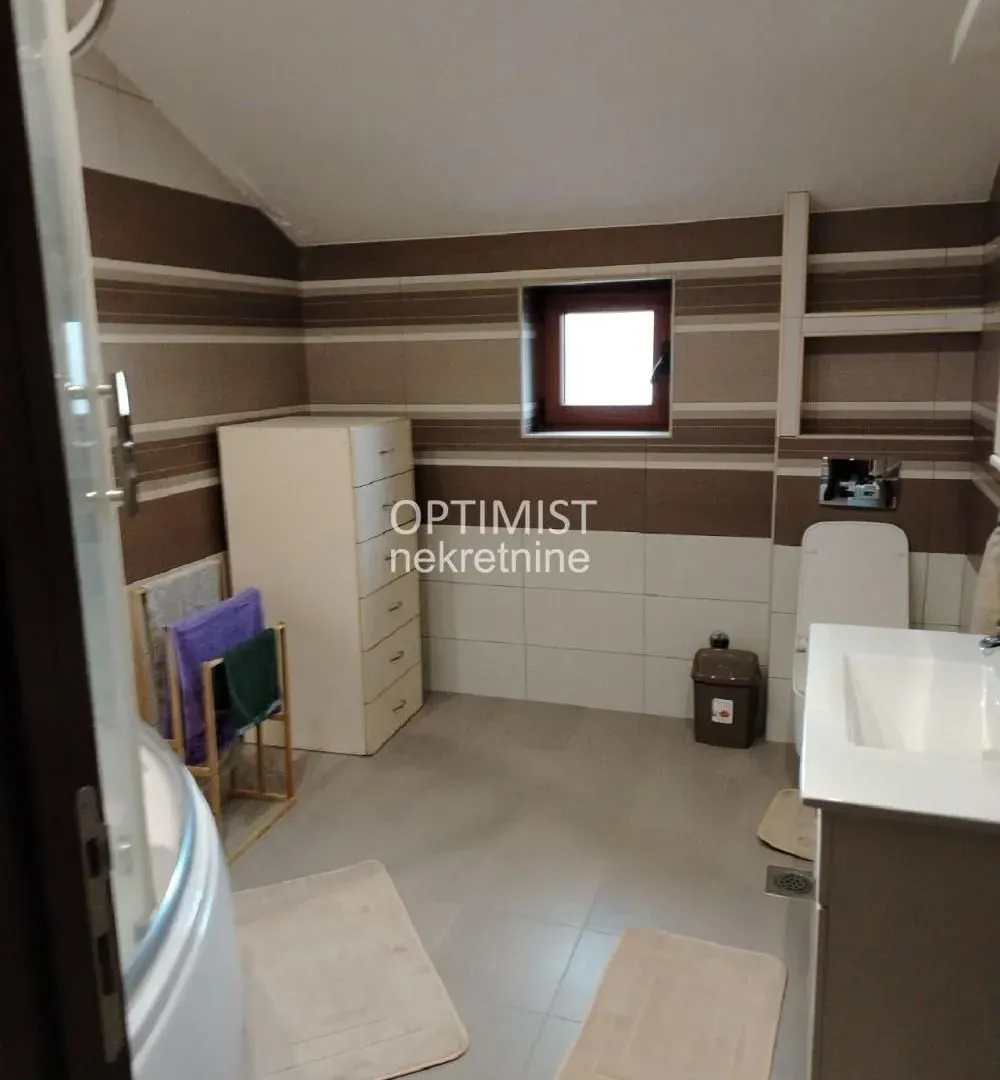 Izdavanje, četvorosoban stan, 220m², Surčin, Beograd