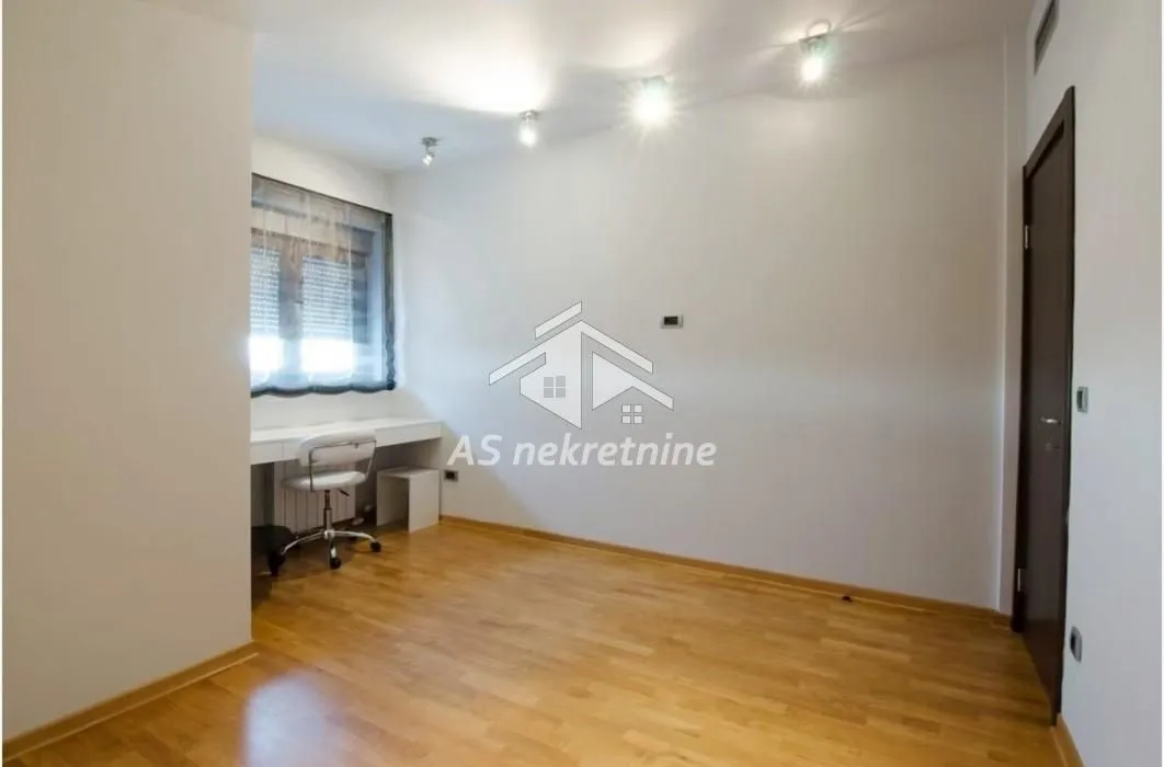 Izdavanje, stan, 160m², Crveni Krst, Beograd