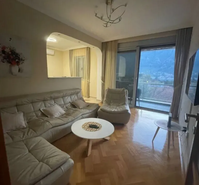 Izdavanje, dvosoban stan, 67m², Dobrota, Kotor