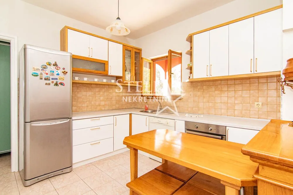 Rent, house, 220m², Tološi, Podgorica