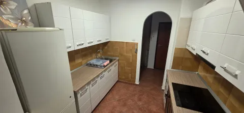 Manja kuhinja sa bijelim elementima, sudoperom i ugrađenom pločom za kuvanje. - image 5