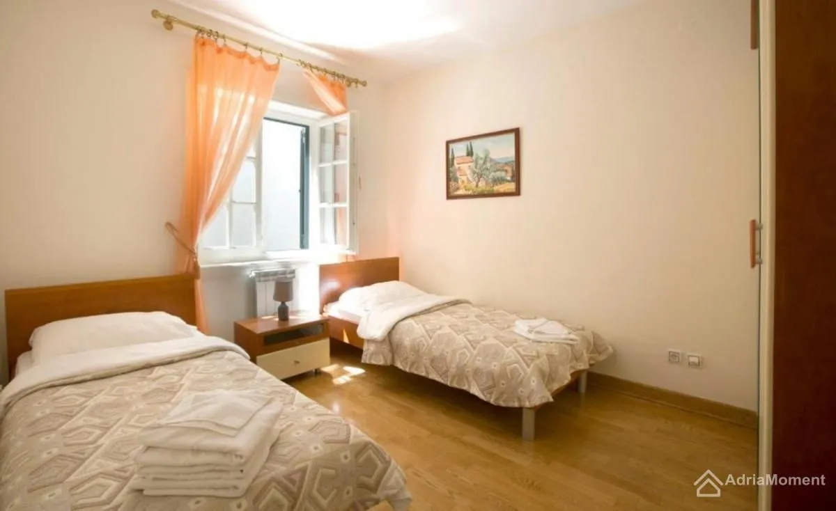 Prodaja, četvorosoban stan, 95m², Sveti Stefan, Budva