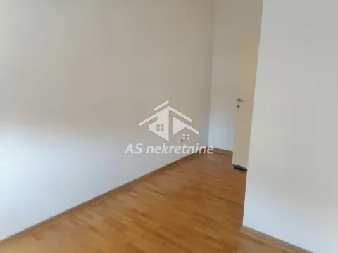 Prazna prostorija sa parketom na podu i belim zidovima. - image 22