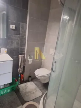 Savremeno opremljeno kupatilo sa tuš kabinom i sanitarijama. - image 10