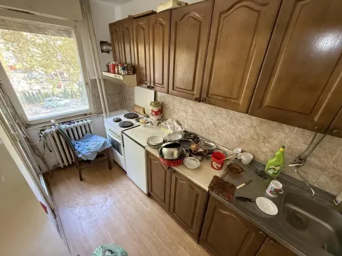 Starija kuhinja sa drvenim elementima, sudoperom i šporetom. - image 5