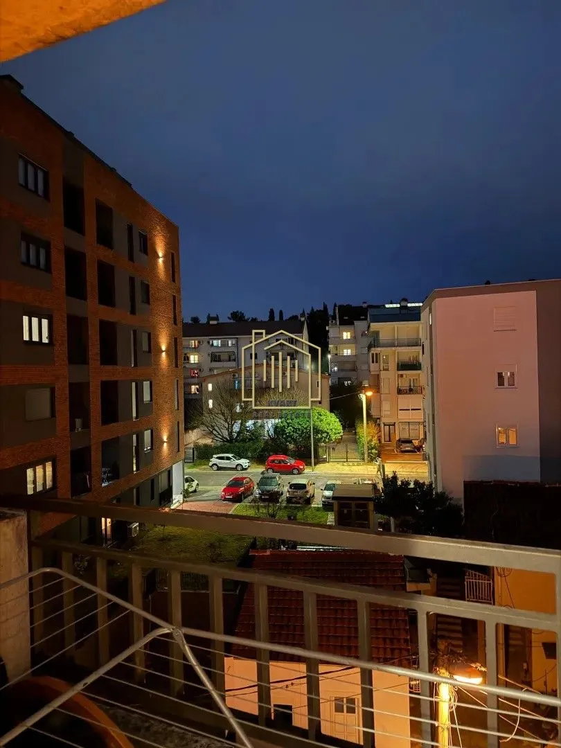 Pogled sa terase na gradsko naselje u večernjim satima.