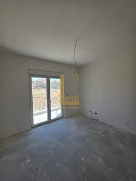 Prazna soba u izgradnji sa balkonskim vratima. - image 3