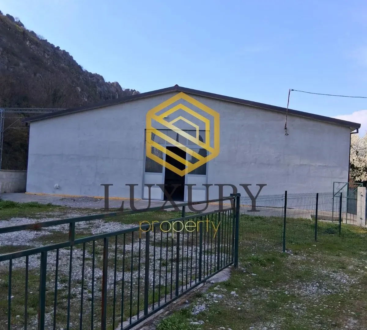 Rent, office space, 290m², Spuž, Danilovgrad
