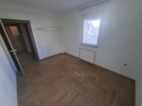 Prazna soba sa parketom i prozorom. - image 7