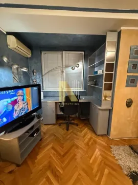 Dnevna soba sa radnim stolom i televizorom. - image 2