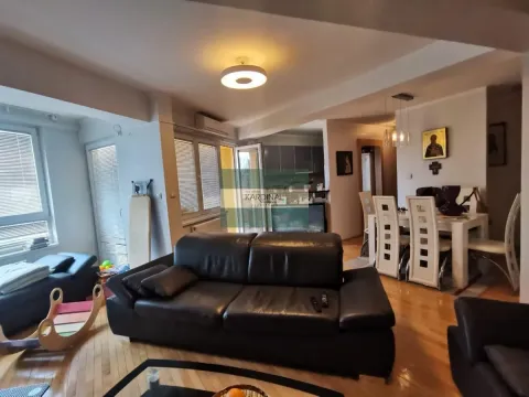 Dnevni boravak sa garniturom i trpezarijom. - image 3