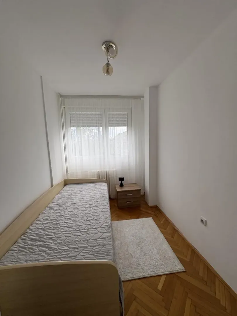 Izdavanje, trosoban stan, 70m², Novi Beograd Blok 1 Fontana, Novi Beograd Sve Podlokacije