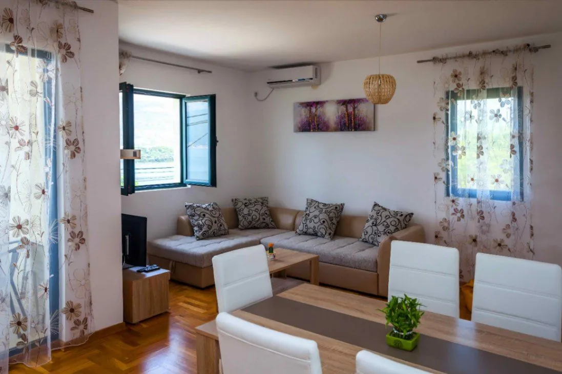 Rent, two bedroom apartment, 55m², Radovići, Tivat