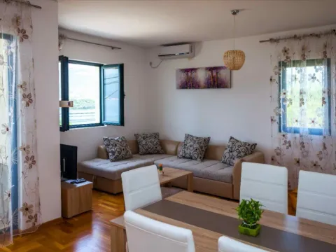 Izdavanje, dvosoban stan, 55m², Radovići, Tivat - image 5