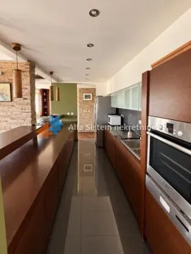Moderna kuhinja sa drvenim elementima i ugradnim aparatima. - image 6