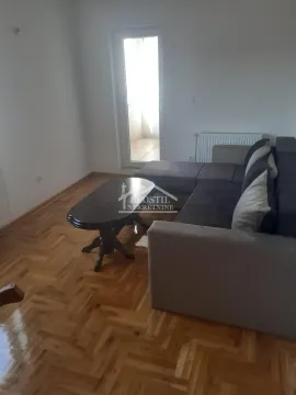 Dnevna soba sa garniturom za sedenje, stočićem i izlazom na terasu. - image 9