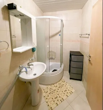 Manje kupatilo sa tuš kabinom, umivaonikom i ogledalom sa ormarićem. - image 10