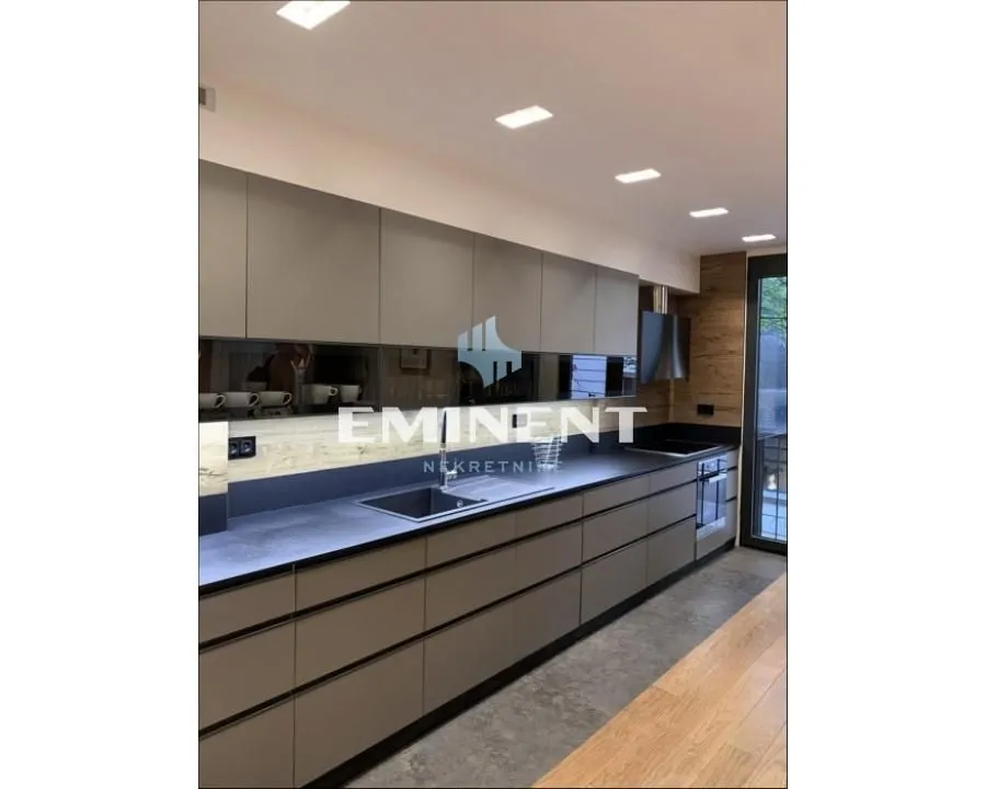 Izdavanje, trosoban stan, 93m², Stari Grad, Beograd