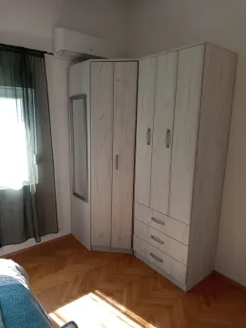 Spavaća soba sa velikim garderoberom i drvenim podom. - image 5