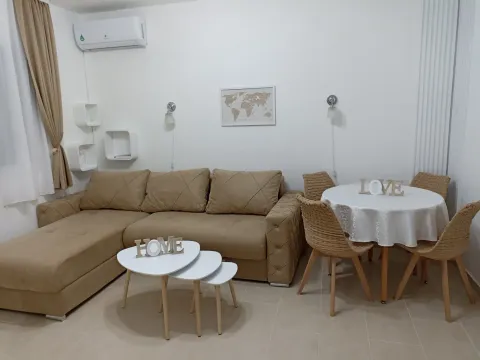 Dnevna soba sa ugaonom garniturom, stočićima i trpezarijskim stolom sa stolicama. - image 10