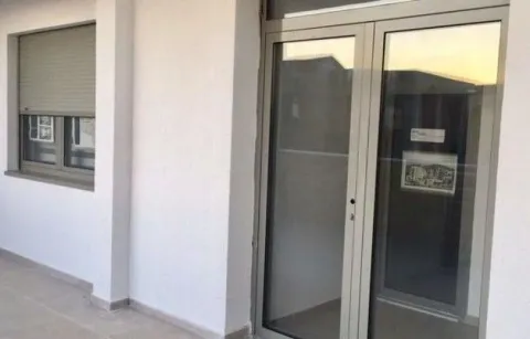 Ulazna staklena vrata i prozor na fasadi zgrade. - image 2