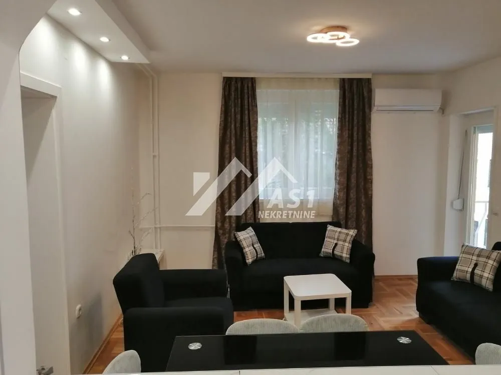 Izdavanje, trosoban stan, 50m², Centar, Novi Sad