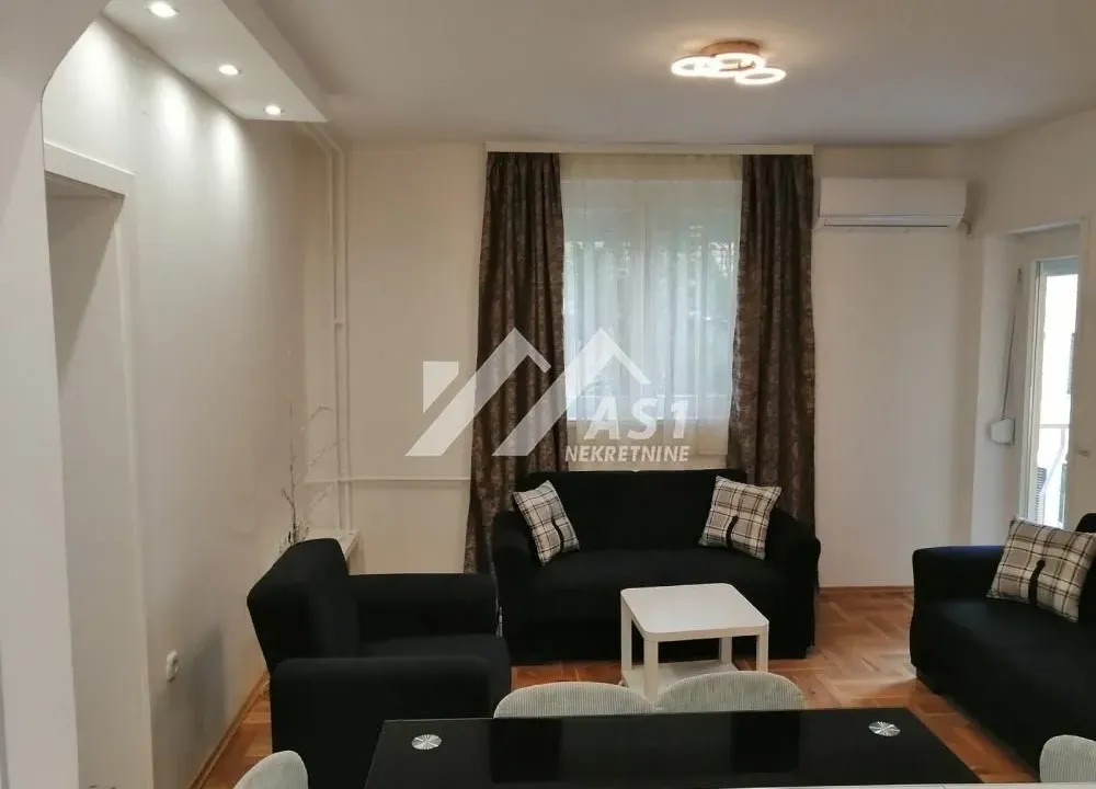 Izdavanje, trosoban stan, 50m², Centar, Novi Sad
