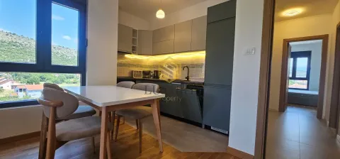 Moderna kuhinja sa trpezarijom i pogledom na okolinu. - image 10