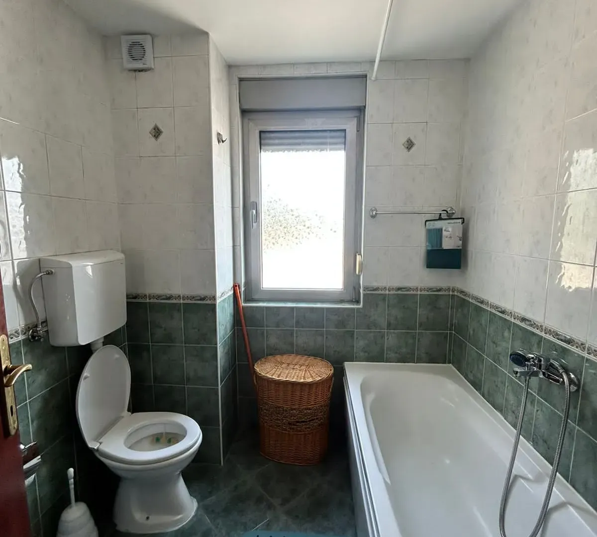 Izdavanje, trosoban stan, 120m², Ljubović, Podgorica