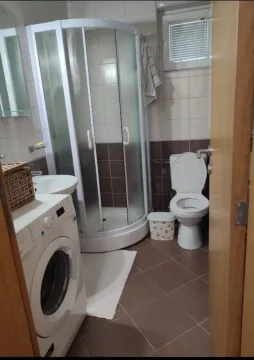 Kupatilo sa tuš kabinom, toaletom i veš mašinom. - image 7