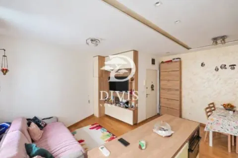 Dnevni boravak sa garniturom za sedenje, TV komodom i trpezarijskim delom. - image 13