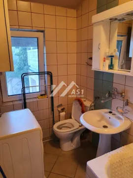 Manje kupatilo sa umivaonikom, WC šoljom, mašinom za veš i prozorom. - image 10