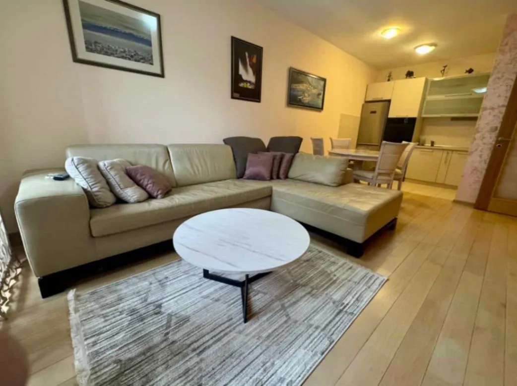 Izdavanje, dvosoban stan, 70m², Blok 6, Podgorica