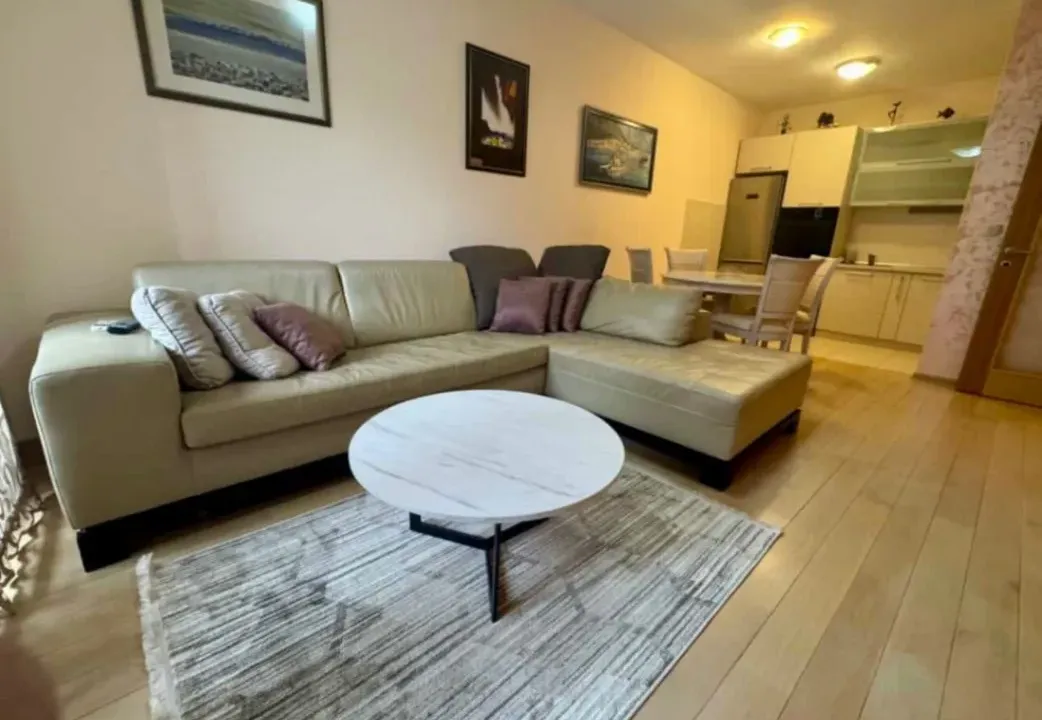 Izdavanje, dvosoban stan, 70m², Blok 6, Podgorica