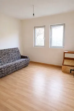 Dnevna soba sa trosjedom i drvenim podom. - image 5