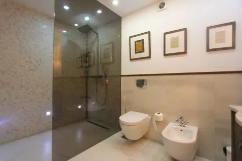 Moderne kupatilo sa tuš kabinom, wc šoljom i bideom. - image 13